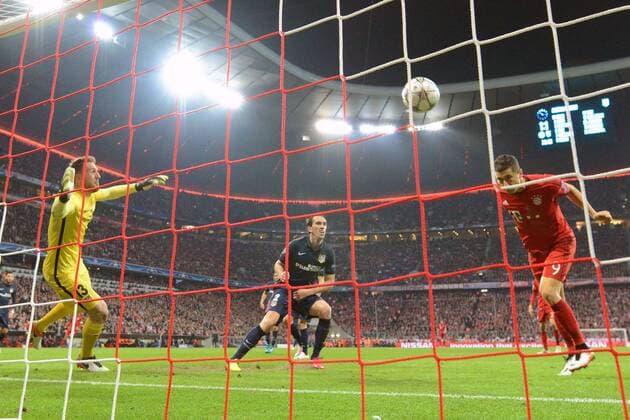 Robert Lewandowski (Bayern) erzielt das Tor zum 2:1