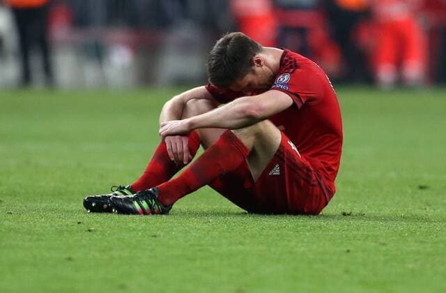 Xabi Alonso enttäuscht nach Spielende Enttäuschung Fußball Fussball Halbfinale UEFA Championsleague Herren Saison 2015 2016 03.05.2016 FC Bayern München vs. Atletico Madrid