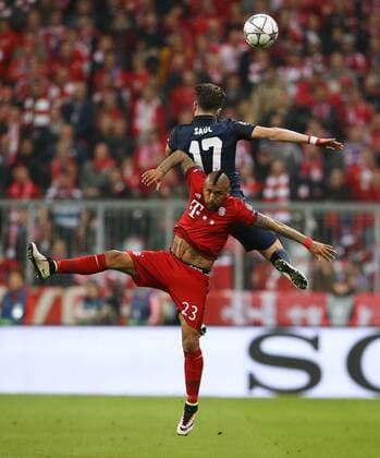 Douglas Costa, Saul Niguez Aktion Spielszene Zweikampf Fußball Fussball Halbfinale UEFA Championsleague Herren Saison 2015 2016 03.05.2016 FC Bayern München vs. Atletico Madrid