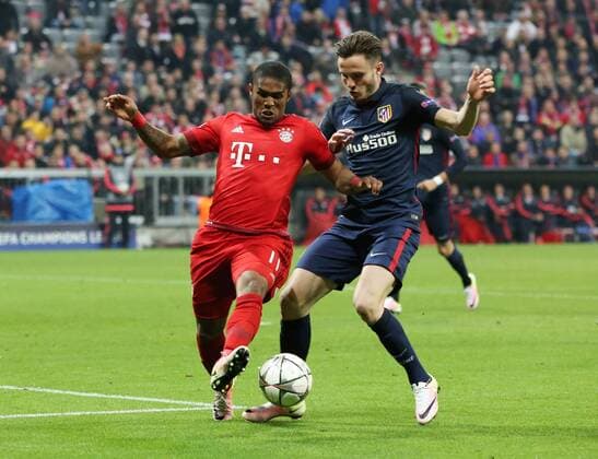 Douglas Costa, Saul Niguez Aktion Spielszene Zweikampf Fußball Fussball Halbfinale UEFA Championsleague Herren Saison 2015 2016 03.05.2016 FC Bayern München vs. Atletico Madrid