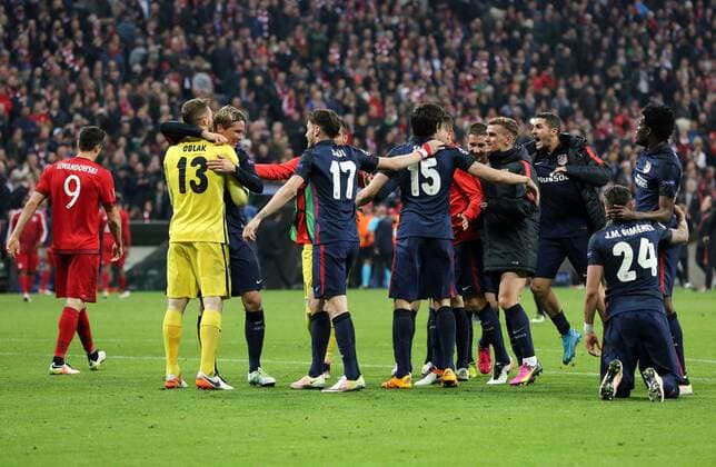 li. Robert Lewandowski, Torwart Jan Oblak, Fernando Torres, Saul Niguez, Stefan Savic, Antoine Griezmann, Jose Gimenez, Thomas Partey Freude Emotion jubelnd Jubel nach Spielende Fußball Fussball Halbfinale UEFA Championsleague Herren Saison 2015 2016 03.05.2016 FC Bayern München vs. Atletico Madrid