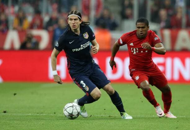 Filipe Luis, Douglas Costa Einzelbild Freisteller Aktion Fußball Fussball Halbfinale UEFA Championsleague Herren Saison 2015 2016 03.05.2016 FC Bayern München vs. Atletico Madrid