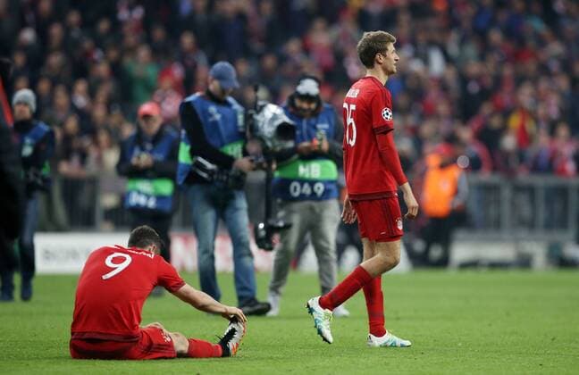 Robert Lewandowski, Thomas Müller enttäuscht nach Spielende Enttäuschung Kamera Fernsehen Medien Fußball Fussball Halbfinale UEFA Championsleague Herren Saison 2015 2016 03.05.2016 FC Bayern München vs. Atletico Madrid