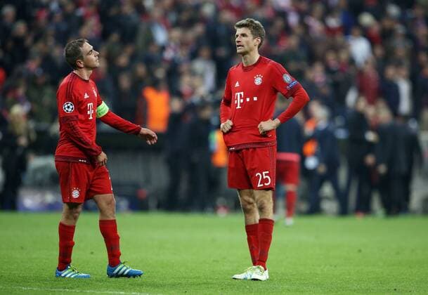 Philipp Lahm, Thomas Müller enttäuscht nach Spielende Enttäuschung Fußball Fussball Halbfinale UEFA Championsleague Herren Saison 2015 2016 03.05.2016 FC Bayern München vs. Atletico Madrid