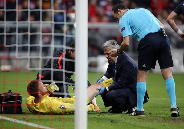 Torwart Jan Oblak wird verletzt behandelt Fußball Fussball Halbfinale UEFA Championsleague Herren Saison 2015 2016 03.05.2016 FC Bayern München vs. Atletico Madrid