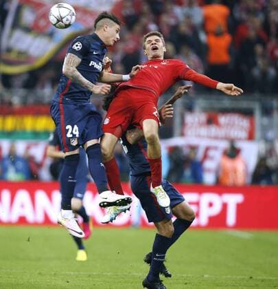 MUELLER Thomas Team FC Bayern Muenchen mit GIMENEZ Jose UEFA Champions League Saison 2015-2016 Halbfinal Rueckspiel FC Bayern Muenchen-Atletico de Madrid 2 : 1 am 03.Mai 2016 in Muenchen 
