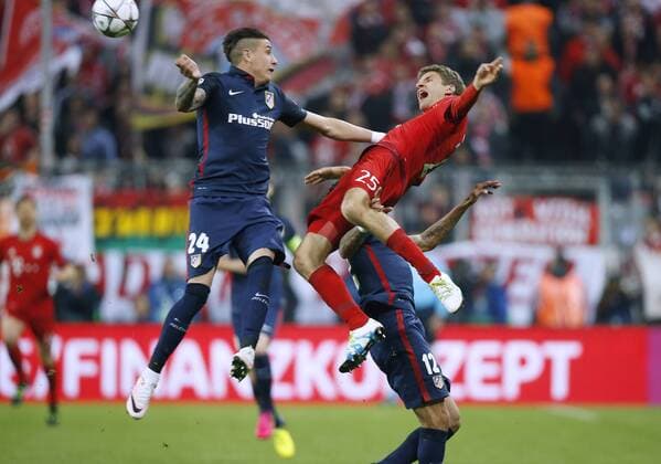 MUELLER Thomas Team FC Bayern Muenchen mit GIMENEZ Jose UEFA Champions League Saison 2015-2016 Halbfinal Rueckspiel FC Bayern Muenchen-Atletico de Madrid 2 : 1 am 03.Mai 2016 in Muenchen 