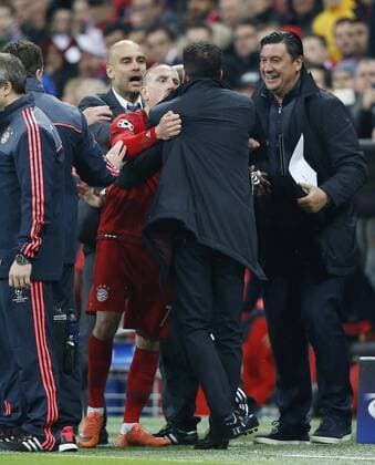RIBERY Franck Team FC Bayern Muenchen geht auf Trainer SIMEONE Diego los im Hintergrund versucht Trainer Pep GUARDIOLA zu schlichten UEFA Champions League Saison 2015-2016 Halbfinal Rueckspiel FC Bayern Muenchen-Atletico de Madrid 2 : 1 am 03.Mai 2016 in Muenchen 