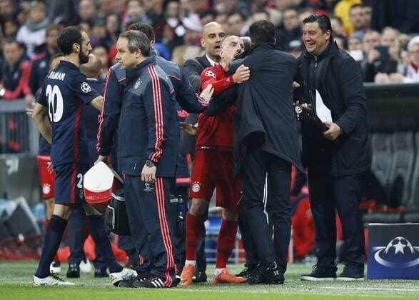 RIBERY Franck Team FC Bayern Muenchen geht auf Trainer SIMEONE Diego los im Hintergrund versucht Trainer Pep GUARDIOLA zu schlichten UEFA Champions League Saison 2015-2016 Halbfinal Rueckspiel FC Bayern Muenchen-Atletico de Madrid 2 : 1 am 03.Mai 2016 in Muenchen 