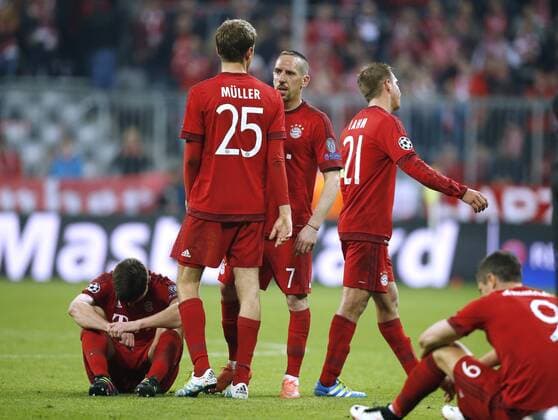 MUELLER Thomas Team FC Bayern Muenchen nach dem Abpfiff mit RIBERY und ALONSO UEFA Champions League Saison 2015-2016 Halbfinal Rueckspiel FC Bayern Muenchen-Atletico de Madrid 2 : 1 am 03.Mai 2016 in Muenchen 