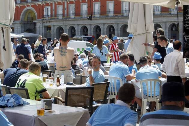 Manchester City s supporters have fun at plaza Mayor in Madrid, Spain, 04 May 2016, Real Madrid will face manchester City in a Champions League semifinals second leg soccer match later today. EFE Diego Perez MANCHERTER CITY SUPPORTERS !ACHTUNG: NUR REDAKTIONELLE NUTZUNG!  GRA253 20160504-635979726681910040