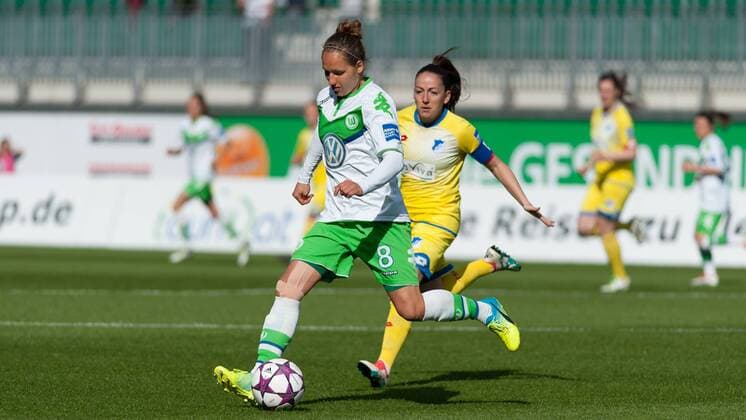 v.li.: Babett Peter (VfL Wolfsburg, 8) im Zweikampf mit Martina Moser (TSG 1899 Hoffenheim, 7), Fussball, Allianz Frauen-Bundesliga, VfL Wolfsburg - TSG 1899 Hoffenheim, xobx