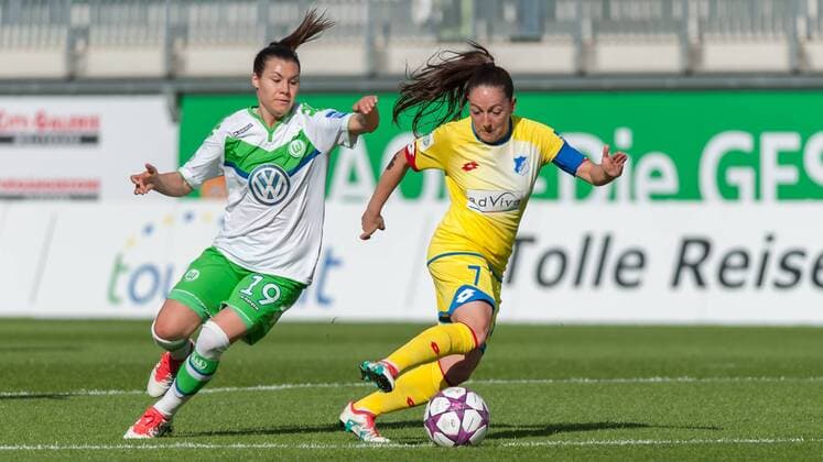 v.li.: Ramona Bachmann (VfL Wolfsburg, 19) im Zweikampf mit Martina Moser (TSG 1899 Hoffenheim, 7), Fussball, Allianz Frauen-Bundesliga, VfL Wolfsburg - TSG 1899 Hoffenheim, xobx