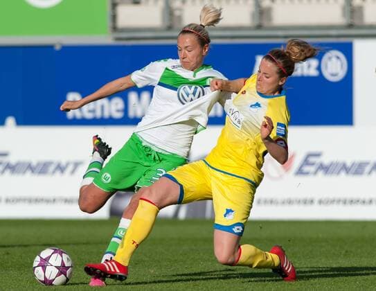 v.li.: Zsanett Jakabfi (VfL Wolfsburg, 3) im Zweikampf mit Sophie Howard (TSG 1899 Hoffenheim, 26), Fussball, Allianz Frauen-Bundesliga, VfL Wolfsburg - TSG 1899 Hoffenheim, xobx