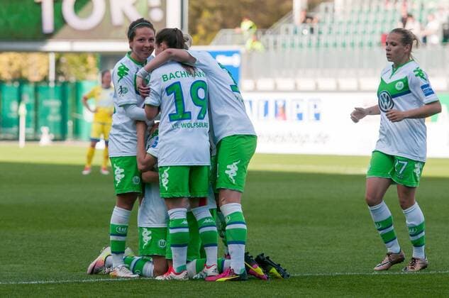 Die Spielerinnen des VfL Wolfsburg mit Torjubel, Jubel, Freude über das Tor zum 3:0, Fussball, Allianz Frauen-Bundesliga, VfL Wolfsburg - TSG 1899 Hoffenheim, xobx