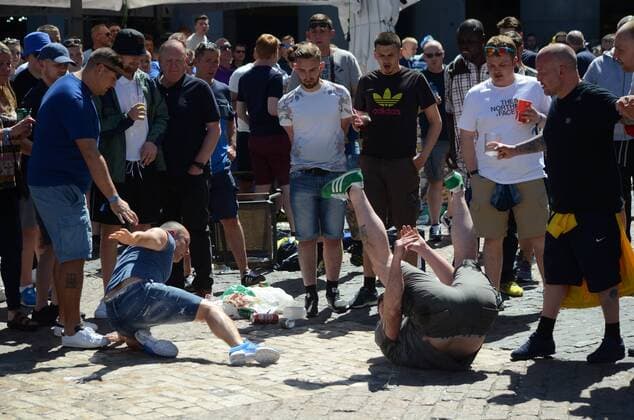 Bilder des Tages - SPORT Manchester City fans fight among themselves Two Manchester City fans pictured hitting each other in Madrid. Nearly 10,000 Manchester City fans travel to Madrid to watch the semi-final UEFA Champions League match between Real Madrid (Spain) and Manchester City F.C (England). Supporters congregate in the streets around Plaza Mayor in central Madrid prior the game.  JORGExSANZxGARCIA