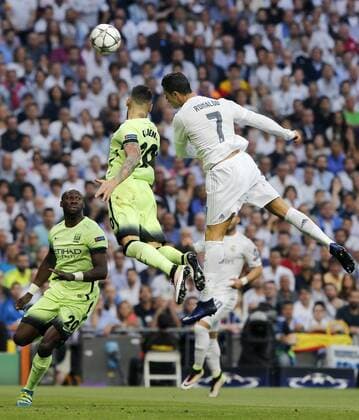 Real Madrid s Portuguese striker Cristiano Ronaldo (R) and Manchester City s striker Nicolas Otamendi fight for the ball during a Champions League semifinal second leg match between Real Madrid and Manchester City at Santiago Bernabeu stadium in Madrid, Spain, 4 May 2016. REAL MADRID VS MANCHESTER CITY !ACHTUNG: NUR REDAKTIONELLE NUTZUNG!  MAD009 20160504-635979939439910682