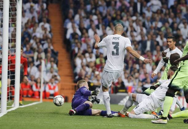 Real Madrid s defense Pepe scores a goal, nullyfied by the referee, during a Champions League semifinal second leg match between Real Madrid and Manchester City at Santiago Bernabeu stadium in Madrid, Spain, 4 May 2016. REAL MADRID VS MANCHESTER CITY !ACHTUNG: NUR REDAKTIONELLE NUTZUNG!  MAD019 20160504-635979948845052682