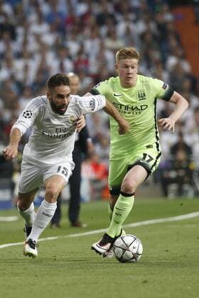Real Madird s defense Dani Carvajal (L) fights for the ball with Manchester City s midfielder Kevin De Bruyne during a Champions League semifinal second leg match between Real Madrid and Manchester City at Santiago Bernabeu stadium in Madrid, Spain, 4 May 2016. REAL MADRID VS MANCHESTER CITY !ACHTUNG: NUR REDAKTIONELLE NUTZUNG!  MAD021 20160504-635979950102416682