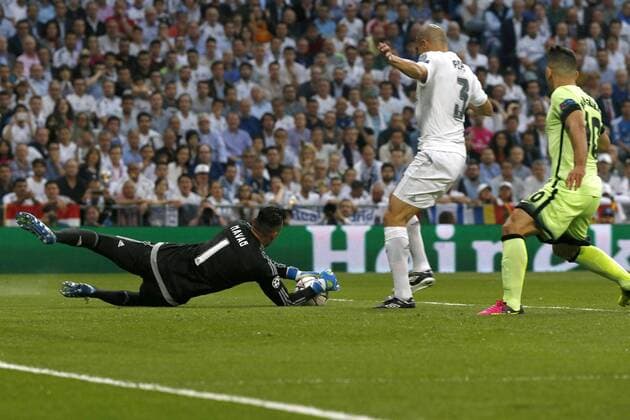 Real Madird s Costa Rican goalkeeper Keylor Navas (L) stops a ball during a Champions League semifinal second leg match between Real Madrid and Manchester City at Santiago Bernabeu stadium in Madrid, Spain, 4 May 2016. REAL MADRID VS MANCHESTER CITY !ACHTUNG: NUR REDAKTIONELLE NUTZUNG!  MAD022 20160504-635979954660736682