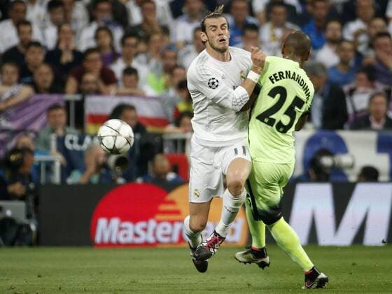 Real Madird s Welsh striker Gareth Bale (L) and Manchester City s Brazilian midfielder Fernando Luis Roza fight for the ball during a Champions League semifinal second leg match between Real Madrid and Manchester City at Santiago Bernabeu stadium in Madrid, Spain, 4 May 2016. REAL MADRID VS MANCHESTER CITY !ACHTUNG: NUR REDAKTIONELLE NUTZUNG!  MAD028 20160504-635979959966218617