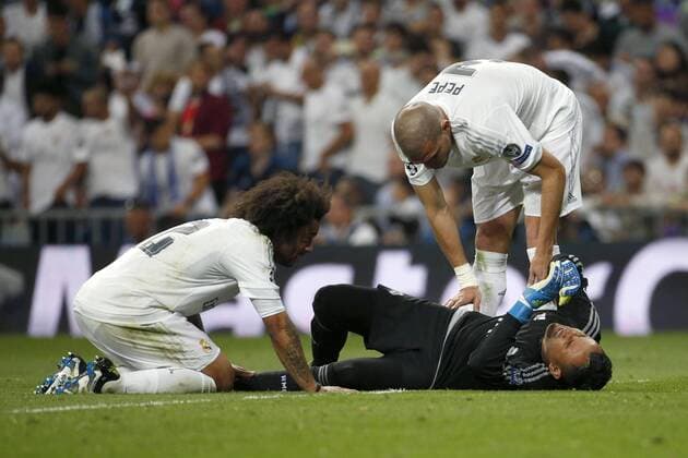 Fußball, CL, Real Madrid - Manchester City Real Madrid s Costa Rican goalkeeper Keylo Navas receives attention from his team mates Marcelo (L) and Pepe during a Champions League semifinal second leg match between Real Madrid and Manchester City at Santiago Bernabeu stadium in Madrid, Spain, 4 May 2016. EFE Juan Carlos Hidalgo REAL MADRID VS MANCHESTER CITY !ACHTUNG: NUR REDAKTIONELLE NUTZUNG!  MAD062 20160504-635980024431473337