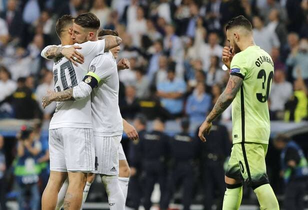 Fußball, CL, Real Madrid - Manchester City Real Madrid s players Jese (L) and Sergio Ramos celebrate the victory over Manchester during a Champions League semifinal second leg match between Real Madrid and Manchester City at Santiago Bernabeu stadium in Madrid, Spain, 4 May 2016. REAL MADRID VS MANCHESTER CITY !ACHTUNG: NUR REDAKTIONELLE NUTZUNG!  MAD075 20160504-635980029597878757