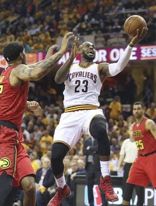 Bilder des Tages - Sport NBA, Playoffs, Cleveland Cavaliers - Atlanta Hawks May 4, 2016 - Cleveland, OH, USA - The Cleveland Cavaliers LeBron James (23) drives past the Atlanta Hawks Mike Scott in the second quarter during Game 2 of the Eastern Conference semifinals on Wednesday, May 4, 2016, in Cleveland, Ohio, at Quicken Loans Arena. Game 2: Atlanta at Cleveland - ZUMAm67_