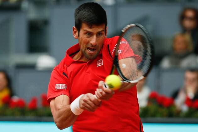 Bilder des Tages - Sport Serbian tennis player Novak Djokovic returns the ball to Spanish Roberto Bautista during their Mutua Madrid Open tennis tournament round of 16 match at the Caja Magica Tennis Center in Madrid, Spain, 05 May 2016. The Mutua Madrid Open runs from 29 April until 08 May 2016. NOVAK DJOKOVIC VS ROBERTO BAUTISTA !ACHTUNG: NUR REDAKTIONELLE NUTZUNG!  GRA256 20160505-635980654802138171