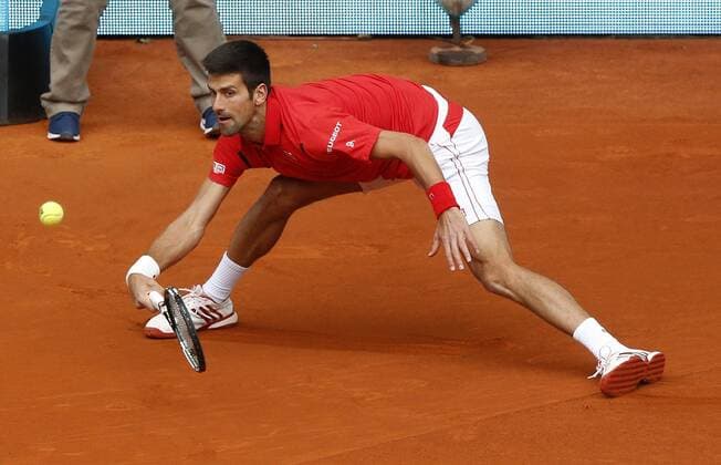 Serbian tennis player Novak Djokovic returns the ball to Spanish Roberto Bautista during their Mutua Madrid Open tennis tournament round of 16 match at the Caja Magica Tennis Center in Madrid, Spain, 05 May 2016. The Mutua Madrid Open runs from 29 April until 08 May 2016. NOVAK DJOKOVIC VS ROBERTO BAUTISTA !ACHTUNG: NUR REDAKTIONELLE NUTZUNG!  GRA256 20160505-635980655601014171
