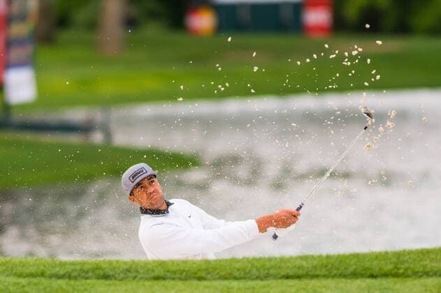 Bilder des Tages - Sport Golfer Tony Finau hits out of the green side bunker on the 14th hole during the PGA Golf Herren Wells Fargo Championship on Thursday, May 5, 2016 at Quail Hallow Country Club in Charlotte, NC. David Grooms CSM PGA 2016: Wells Fargo Championship MAR 5 - ZUMAc04_