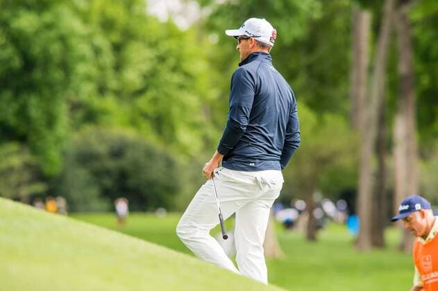 Golfer Adam Scott stands up the hill to get a look at the green after hitting his 2nd shot into the water on the 14th hole during the PGA Golf Herren Wells Fargo Championship on Thursday, May 5, 2016 at Quail Hallow Country Club in Charlotte, NC. David Grooms CSM PGA 2016: Wells Fargo Championship MAR 5 - ZUMAc04_