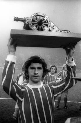 Gerd Müller (FC Bayern München) wird vom Kicker Sportmagazin als Torschützenkönig der Saison 1971 1972 ausgezeichnet