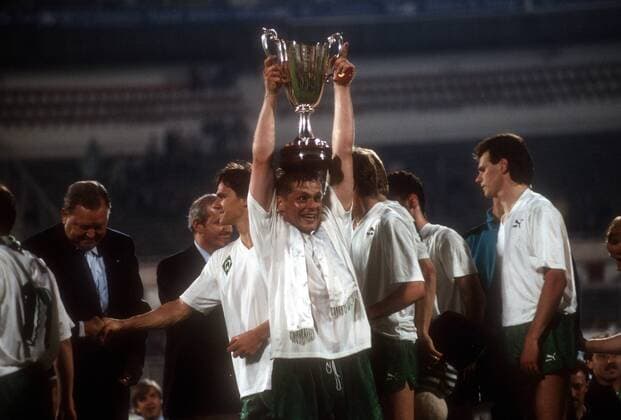 SV Werder Bremen, Europapokalsieger der Pokalsieger 1991 1992, Uli Borowka präsentiert den Pokal