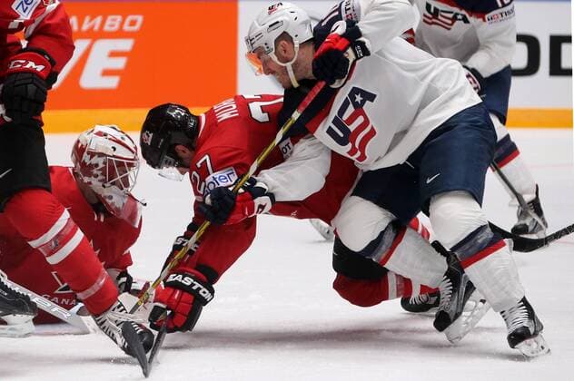ST. PETERSBURG, RUSSIA. MAY 6, 2016. Canada s goalie Cam Talbot, Ryan Murray defend against United States Jordan Schroeder (L-R) in their 2016 IIHF World Championship WM Weltmeisterschaft Preliminary Round Group B Ice hockey Eishockey match at the Yubileyny Sports Palace. Team Canada won the game 5-1. Alexander Demianchuk TASS  TS021D7E