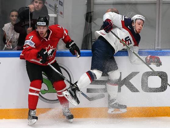 Bilder des Tages SPORT ST. PETERSBURG, RUSSIA. MAY 6, 2016. Canada s Taylor Hall (L) and United States Hudson Fasching fight for the puck in their 2016 IIHF World Championship WM Weltmeisterschaft Preliminary Round Group B Ice hockey Eishockey match at the Yubileyny Sports Palace. Team Canada won the game 5-1. Alexander Demianchuk TASS  TS021D90