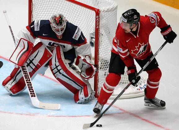 ATTENTION EDITORS! IN PHOTO TS021D8F SENT MAY 6, 2016 THE CAPTION INCORRECTLY IDENTIFIED THE PHOTOGRAPHER. THE CORRECTED CAPTION FOLLOWS: ST. PETERSBURG, RUSSIA. MAY 6, 2016. Canada s Mark Stone (R) attacks United States goalie Keith Kinkaid in their 2016 IIHF World Championship WM Weltmeisterschaft Preliminary Round Group B Ice hockey Eishockey match at the Yubileyny Sports Palace. Team Canada won the game 5-1. Sergei Savostyanov TASS WE REGRET ANY INCONVENIENCE  X0000C11