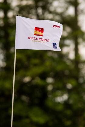 Flag flapping in the wind on the fifth green during the Wells Fargo Championship on Friday, May 6, 2016 at Quail Hallow Country Club in Charlotte, NC. David Grooms CSM PGA Golf Herren 2016: Wells Fargo Championship MAR 6 - ZUMAc04_