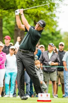 Golfer Phil Mickelson hits his tee shot on the 7th hole during the Wells Fargo Championship on Friday, May 6, 2016 at Quail Hallow Country Club in Charlotte, NC. David Grooms CSM PGA Golf Herren 2016: Wells Fargo Championship MAR 6 - ZUMAc04_