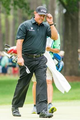 Golfer Phil Mickelson tips his cap to the crowd after making a great approach shot to the 9th green during the Wells Fargo Championship on Friday, May 6, 2016 at Quail Hallow Country Club in Charlotte, NC. David Grooms CSM PGA Golf Herren 2016: Wells Fargo Championship MAR 6 - ZUMAc04_