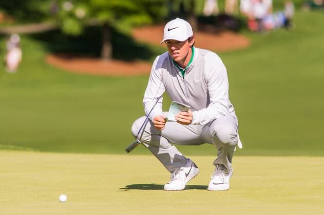 Golfer Rory McIlroy refers to his yardage book on the 15th green to get a read on his putt for birdie. Rory misses the putt and makes par during the Wells Fargo Championship on Friday, May 6, 2016 at Quail Hallow Country Club in Charlotte, NC. David Grooms CSM PGA Golf Herren 2016: Wells Fargo Championship MAR 6 - ZUMAc04_