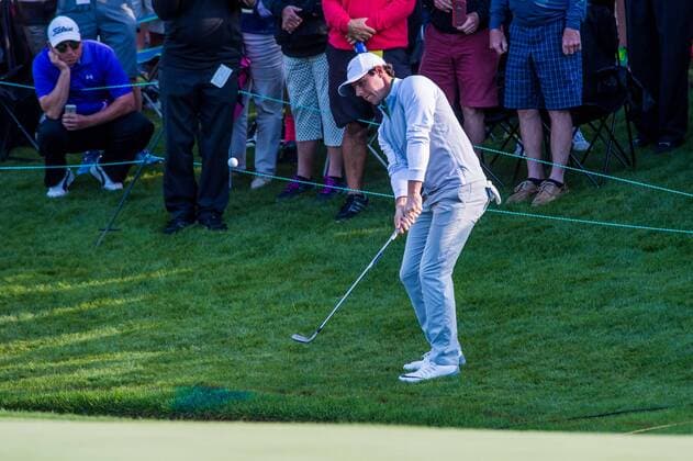 Golfer Rory McIlroy hit his 4th shot on the 18th hold after takingh a drop on after his aproach shot end up in the creek. Rory saves par on the hole during the Wells Fargo Championship on Friday, May 6, 2016 at Quail Hallow Country Club in Charlotte, NC. David Grooms CSM PGA Golf Herren 2016: Wells Fargo Championship MAR 6 - ZUMAc04_