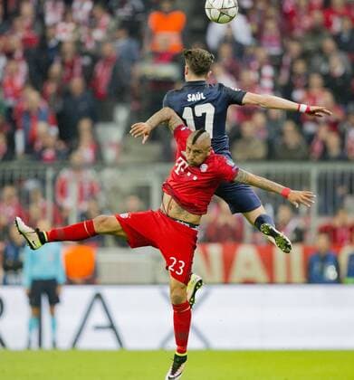 Arturo VIDAL ( 23, M) im Kopfballduell mit SAUL Niguez ( 17, CAM). Fussball, FC Bayern Muenchen (M) - Atletico Madrid (CAM), UEFA Championsleague, Saison 2015 2016, Halbfinale Rueckspiel, am 03.05.2016 in Muenchen A L L I A N Z A R E N A Deutschland. Â