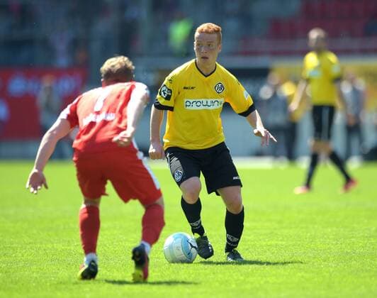 Sebastian Vasiliadis (Aalen 15) gegen Florian Brügmann Bruegmann (HFC 7) beim Spiel Hallescher FC (Halle HFC) vs VfR Aalen, Fussball, 3.Liga, 14.04.2016 Halle Copyright: Modlax Eibner-Pressefoto EP_cma