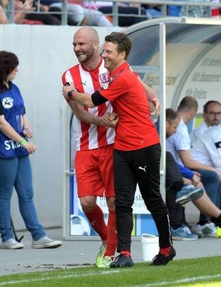 Ivica Banovic (HFC 4) freut sich bei seiner Auswechslung mit HFC Trainer Rico Schmitt beim Spiel Hallescher FC (Halle HFC) vs VfR Aalen, Fussball, 3.Liga, 14.04.2016 Halle Copyright: Modlax Eibner-Pressefoto EP_cma
