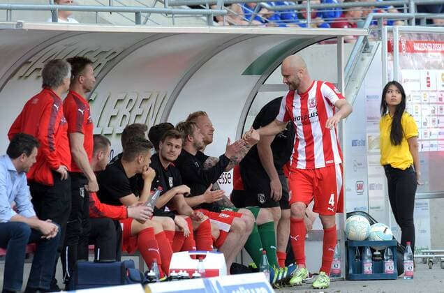 Ivica Banovic (HFC 4) klatscht sich bei der Auswechslung mit der Bank ab beim Spiel Hallescher FC (Halle HFC) vs VfR Aalen, Fussball, 3.Liga, 14.04.2016 Halle Copyright: Modlax Eibner-Pressefoto EP_cma