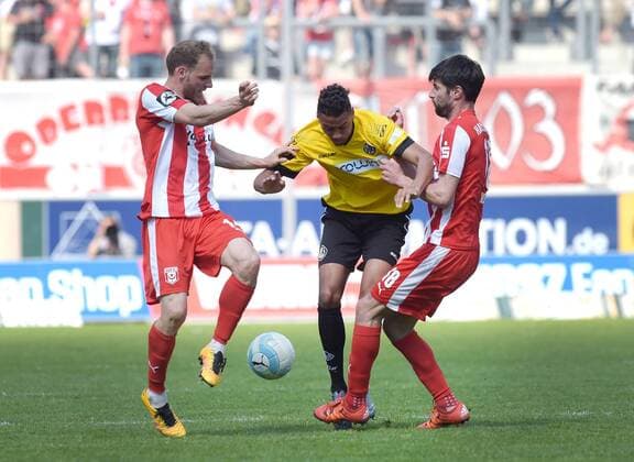 Timo Furuholm (HFC 14), Robert Müller Mueller (Aalen 18), Tim Kruse (HFC 18) (l-r) beim Spiel Hallescher FC (Halle HFC) vs VfR Aalen, Fussball, 3.Liga, 14.04.2016 Halle Copyright: Modlax Eibner-Pressefoto EP_cma