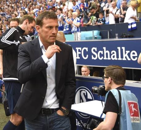 FC Schalke 04 - FC Augsburg 07.05.2016 Trainer Markus Weinzierl (FCA) geht am Schild FC Schalke vorbei HM