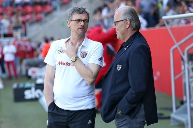 1. Bundesliga - Fußball - FC Ingolstadt 04 - FC Bayern München - Co-Trainer Michael Henke (FCI) und Vorsitzender des Vorstandes Peter Jackwerth (FCI) 1. BL - FC Ingolstadt 04 Saison 2015 2016 FC Bayern München