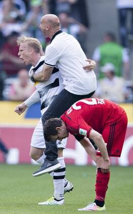 Mönchengladbach, 07.05.2016, Borussia Park Schlussjubel: Trainer Andre Schubert (BMG), Oscar Wendt (BMG) VfL Borussia Mönchengladbach - Bayer Leverkusen mm